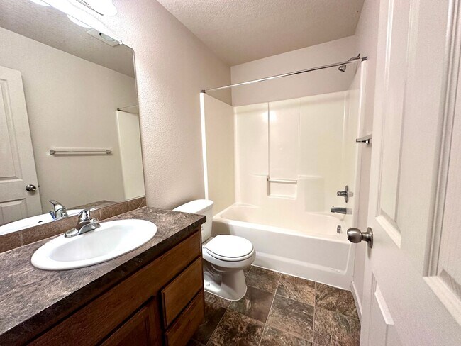 Building Photo - Beautiful 3 Bd 2.5 Ba Town Home by Vancouver Mall