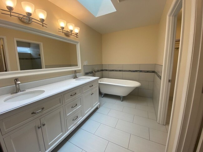 Building Photo - Beautiful 5 Bedroom Home!