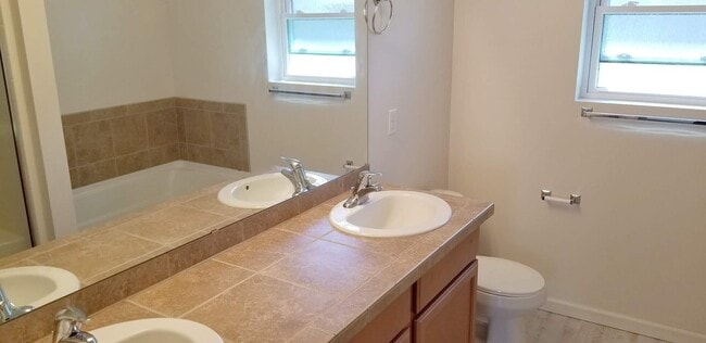Building Photo - Move in Ready! - Tumwater Hill home with 3...