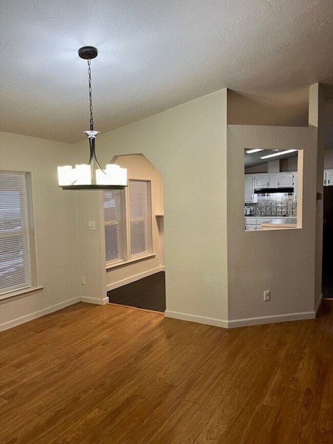 Building Photo - Beautifully updated home in Port Orchard!