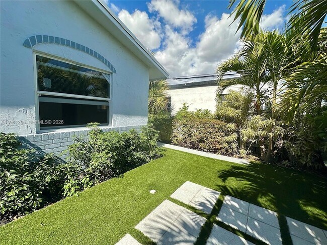 Building Photo - 1109 NE 6th Ave