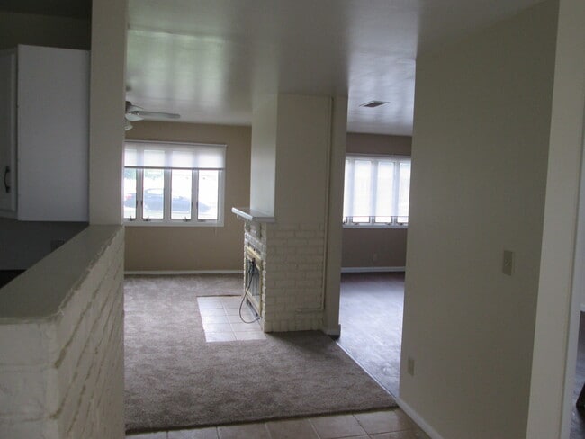 Building Photo - 3504 Oakview Dr