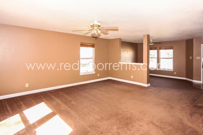 Building Photo - Franklin Township, 3 Bed, 2.5 Bath, Two St...