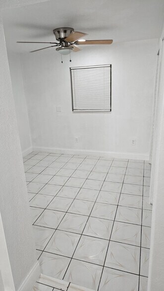 Building Photo - 951 W 53rd St