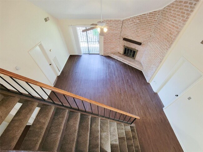 Building Photo - "Charming 3-Bed, 2-Bath Gem in Missouri City - Your Ideal Home Awaits!"