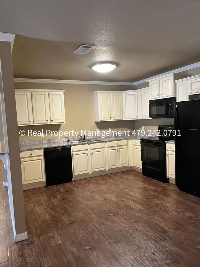 Building Photo - Very Nice 3B/2B Duplex Available NOW!