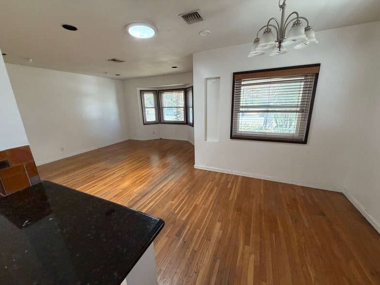 Building Photo - 2029 N Screenland Dr