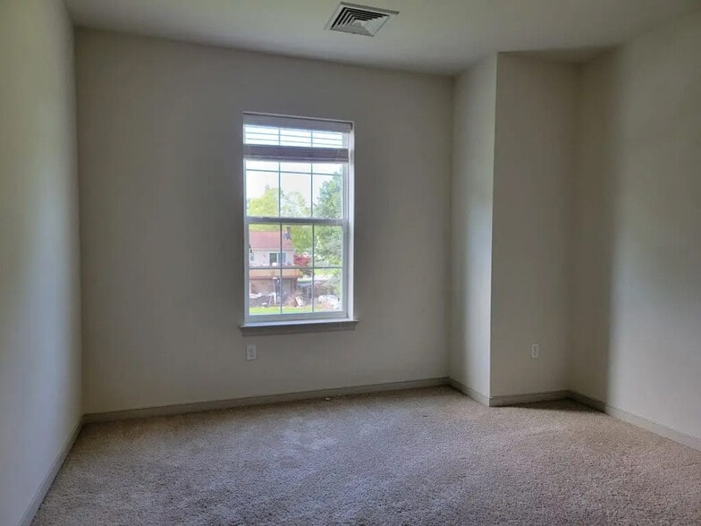 Building Photo - 2028 Shady Oak Dr