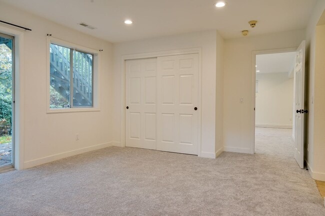 Building Photo - Renton Multi-level home