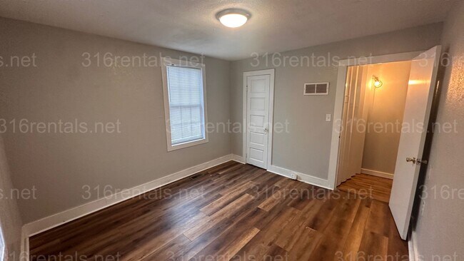Building Photo - $925 - 2 bed 1 bath - Single Family Home