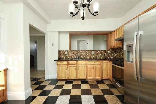 Building Photo - 488 Pleasant St