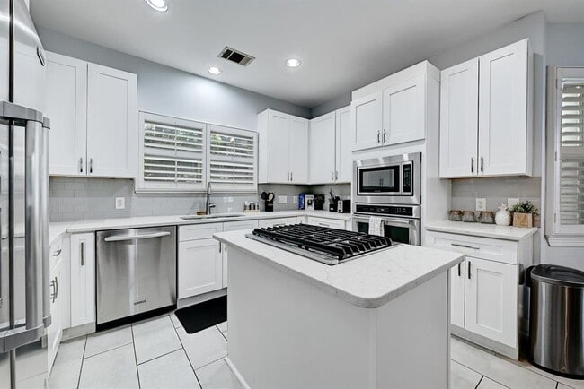 Building Photo - 1111 E Riverside Dr