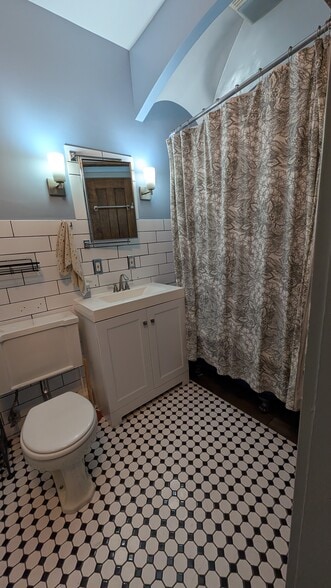 Bathroom - 4219 N Paulina St