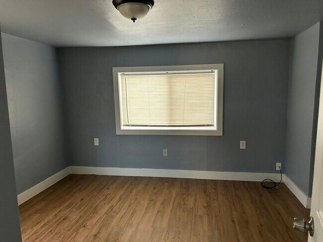 Building Photo - 400 S Raleigh St