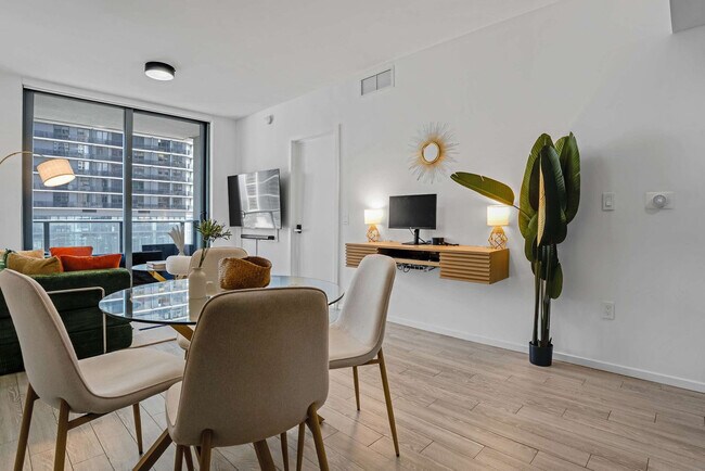 Building Photo - 404 NE 2nd Ave