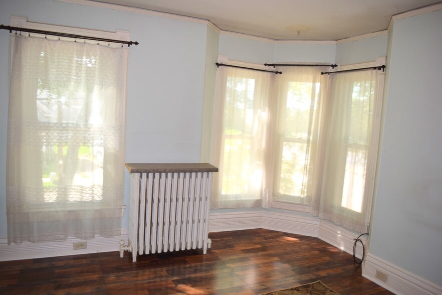 Building Photo - 102 E Irving Ave