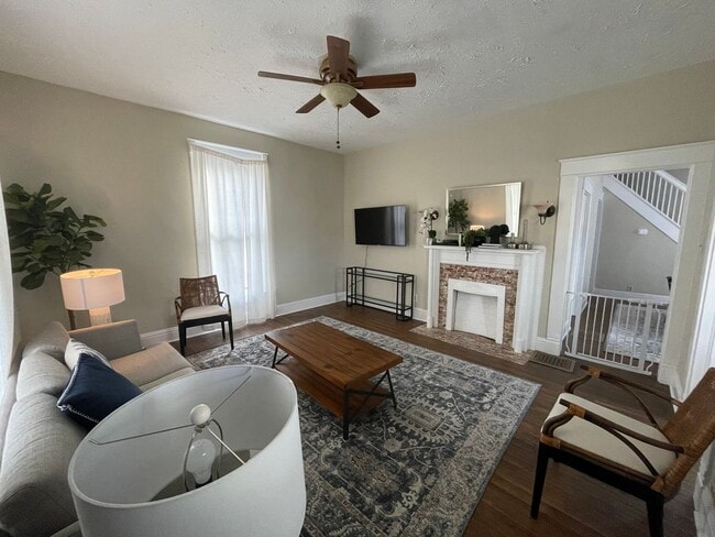 Building Photo - Downtown Crawfordsville Home