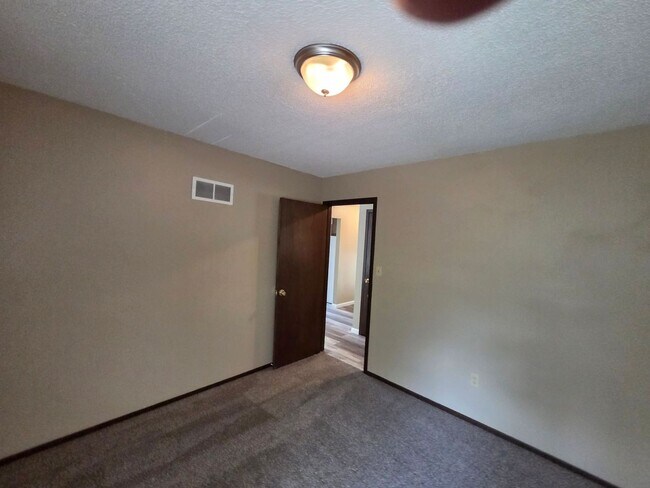 Building Photo - Gorgeous 2 Bedroom, 1.5 Bath in Independence!