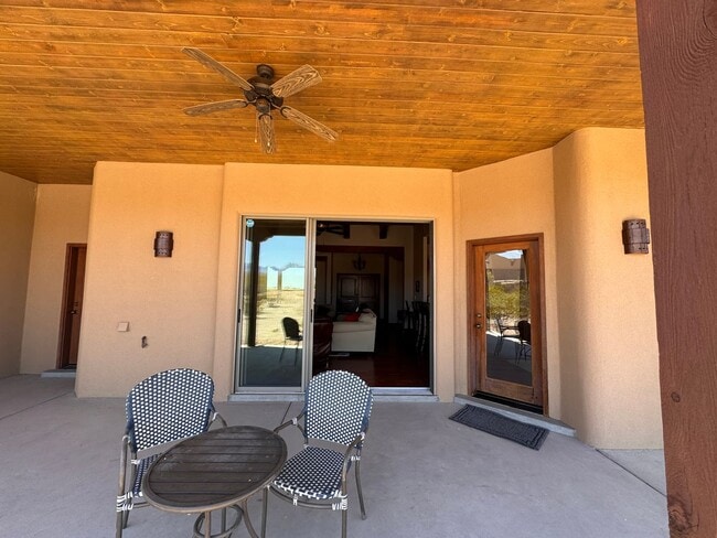 Building Photo - Gorgeous Fully Furnished rental on 1 acre,...