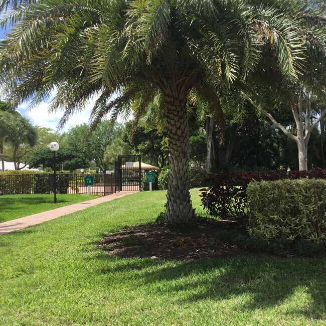 Building Photo - 4007 N Cypress Dr