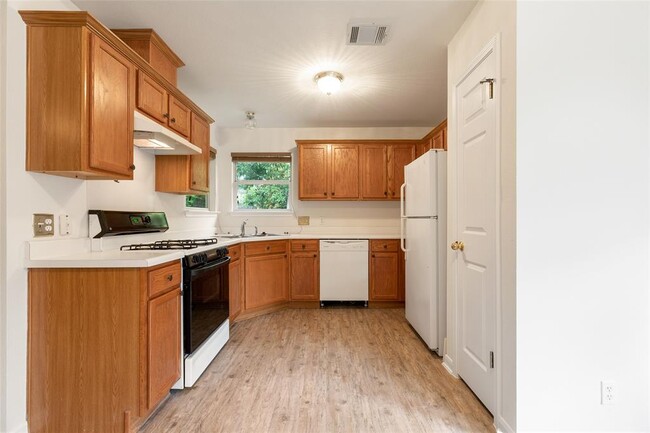 Building Photo - 13806 Greinert Dr