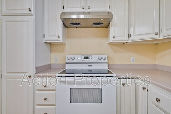 Building Photo - 3322 Shasta Dr