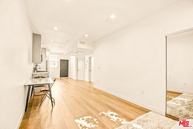 Building Photo - 535 N Formosa Ave