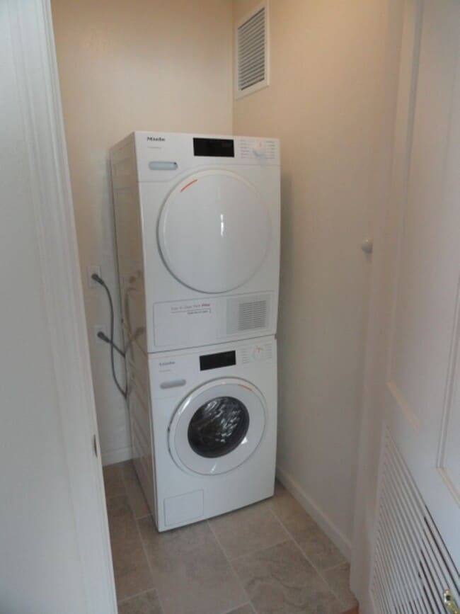 Building Photo - Condo in Active Adult Community