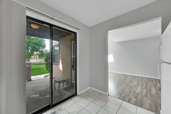 Building Photo - 3 Bed/1.5 Bath - Townhome in Colorado Spri...