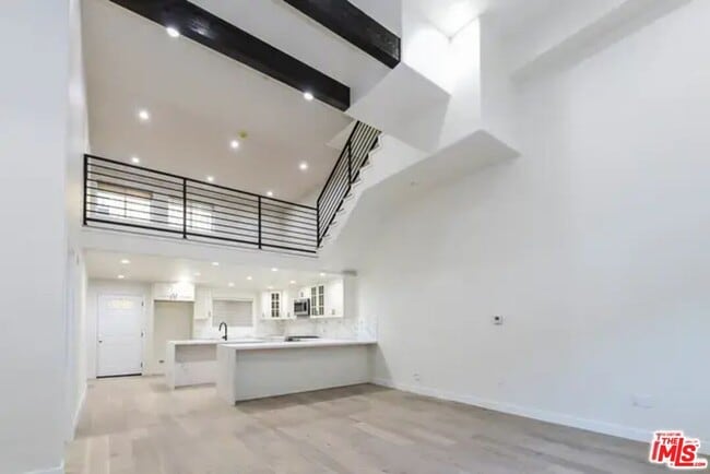 Building Photo - 5019 W Maplewood Ave