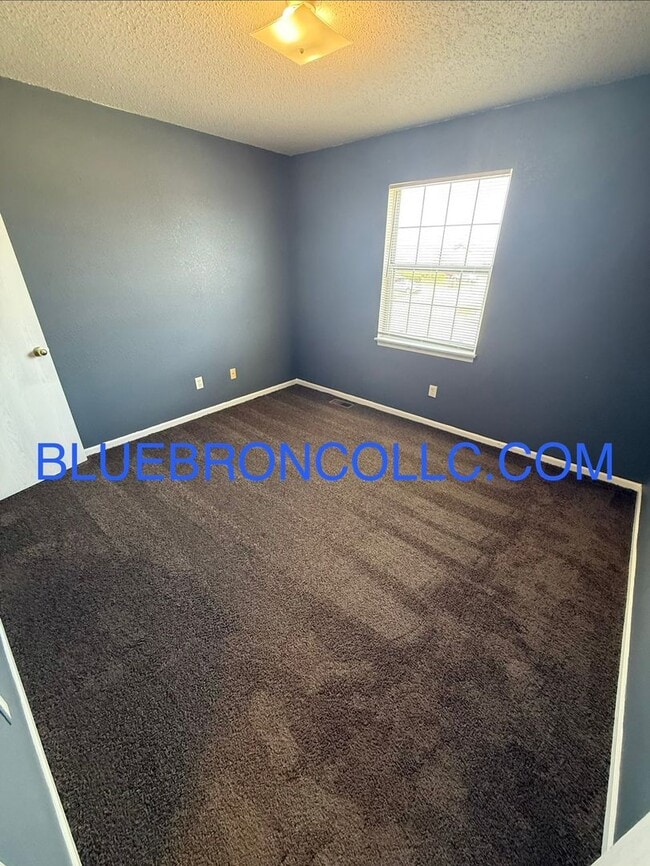 Building Photo - 621 Willow Ln