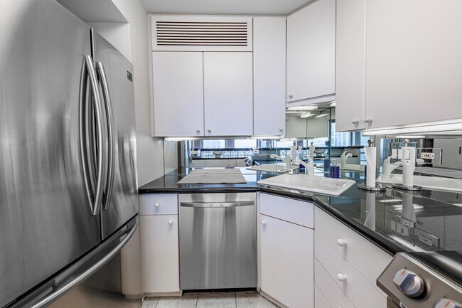 Building Photo - 111 E Chestnut St