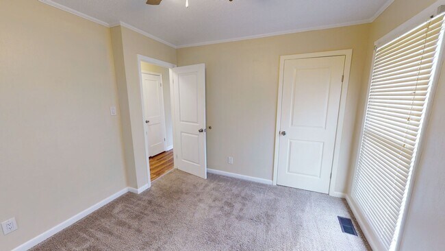 Building Photo - Charming 3 Bedroom Home with Modern Update...