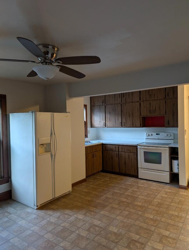 Building Photo - 206 Oak St