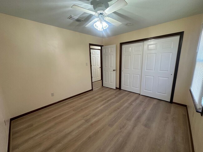 Building Photo - 2 Bed 2 Bath Townhouse