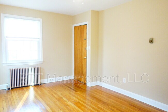 Building Photo - 812 Greenwood Cir