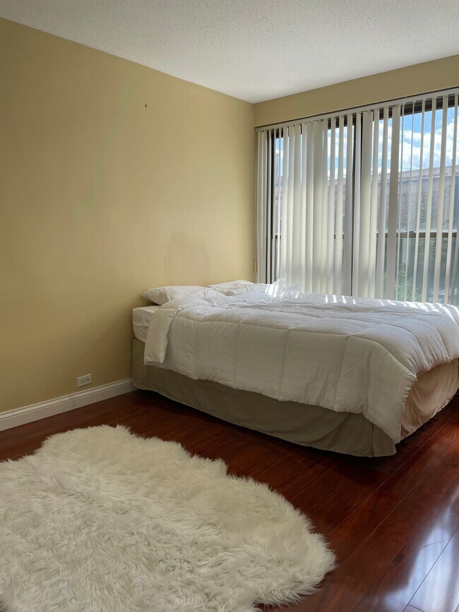 Building Photo - 2930 N Sheridan Rd