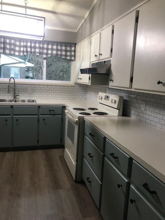 Building Photo - Beautiful 4 Bed House