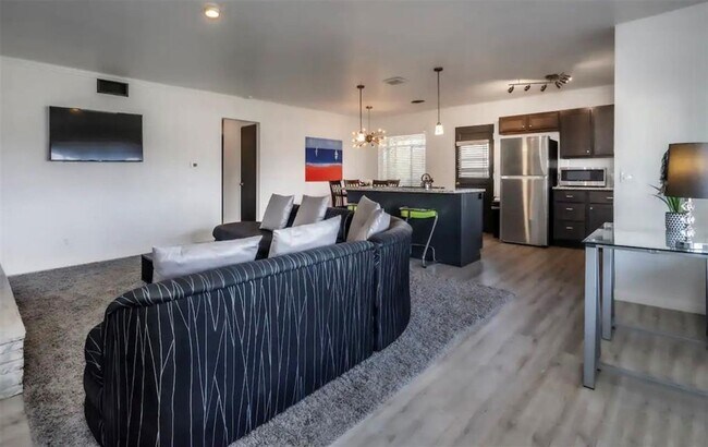 Building Photo - Fully Furnished Home in Putnam Heights + All Appliances