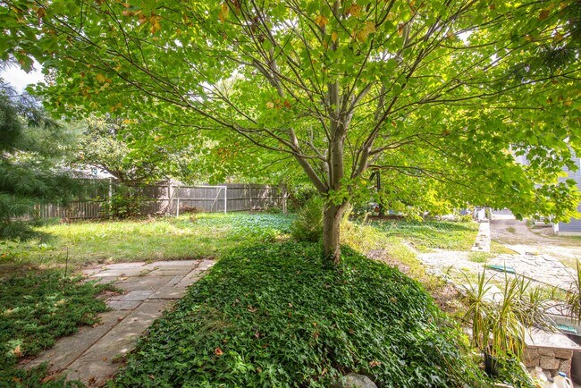 Building Photo - 12 Woodbury Ct