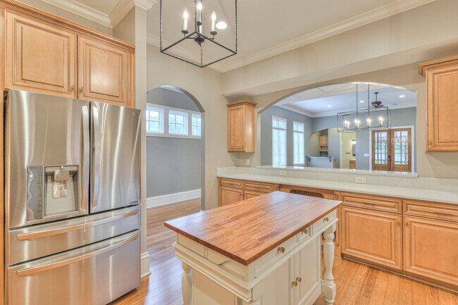 Building Photo - Stunning Executive Townhome in the Heart o...
