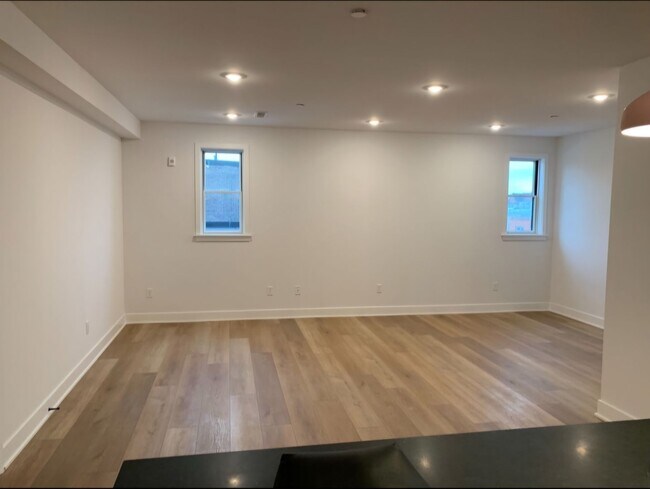 Building Photo - Modern Large 1 BED 1.5 BATH in Port Richmond!