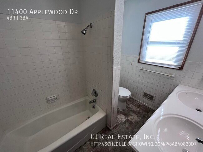 Building Photo - 11400 Applewood Dr