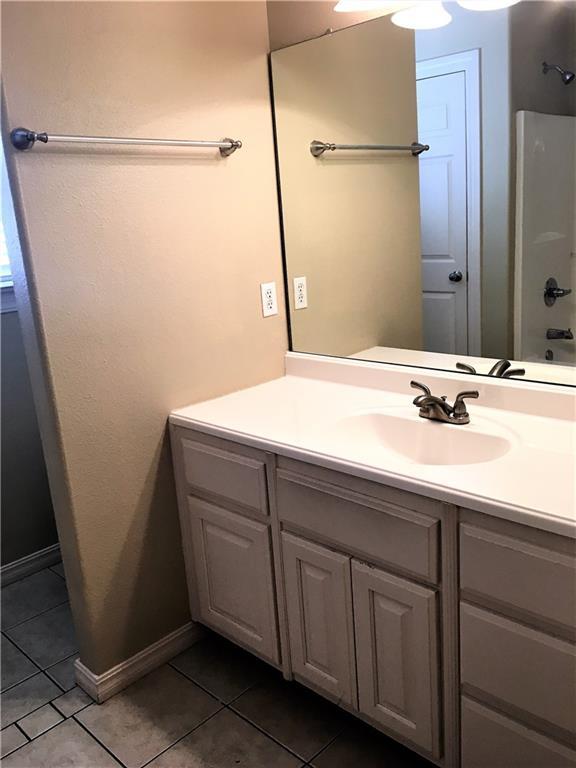 Building Photo - 1806 Knollcrest Cir