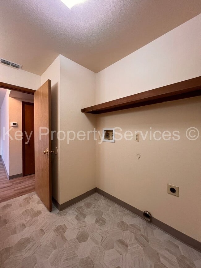 Building Photo - Vancouver Two Bedroom Townhome with Backyard