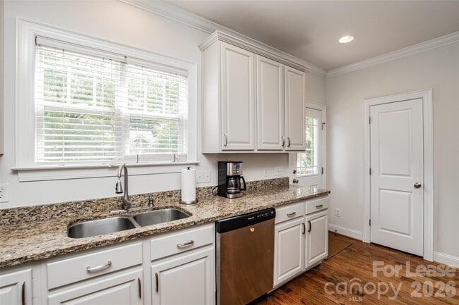 Building Photo - 315 Woodvale Pl