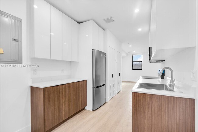 Building Photo - 1037 NW 2nd St