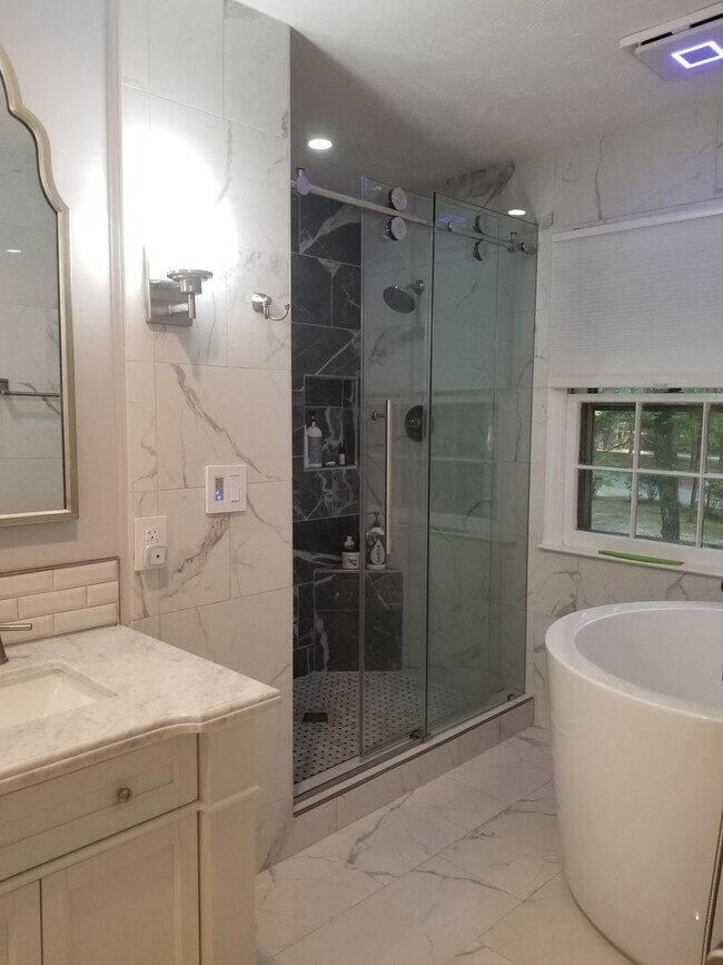 Building Photo - 225 Woodglen Dr