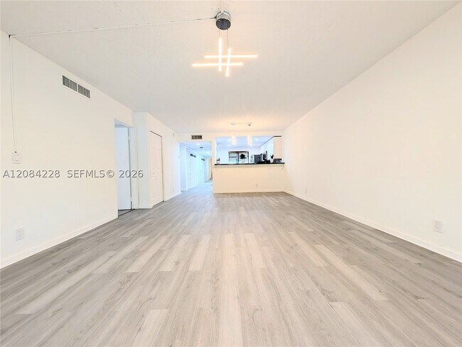 Building Photo - 310 Lakeview Dr
