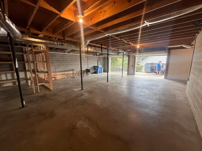 Building Photo - 5028 Dellwood Dr